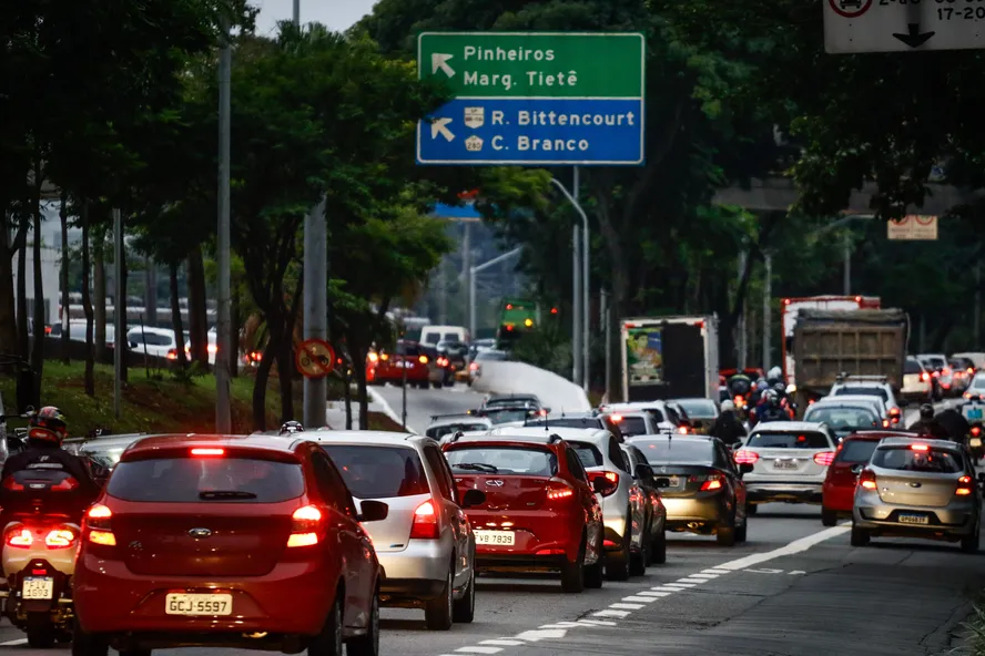 Trânsito de São Paulo: O Papel Crucial da Sinalização Móvel